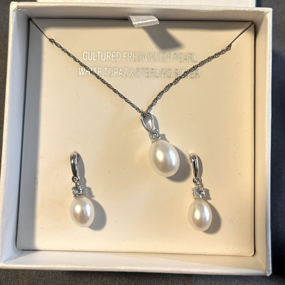 NWT Freshwater pearl necklace & earrings set